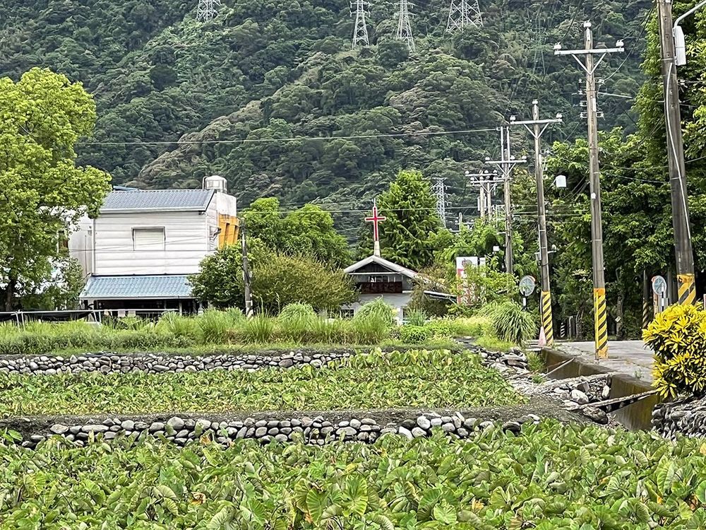 五十甲墾區的砌石與遠方的教會 照片提供者：郭俊麟 / 拍攝日期：2024/09/23