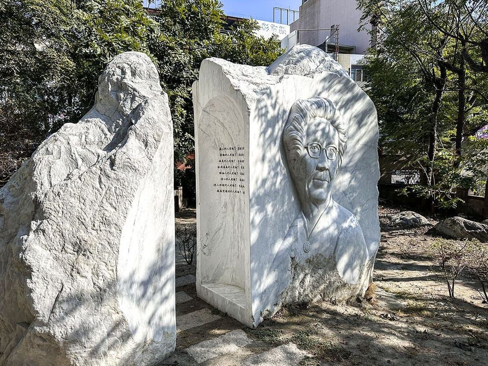 成功公園裡的「蘭大衛『切膚之愛』公共藝術」另一面是連瑪玉醫師娘的浮雕 照片提供者：胡其瑞／拍攝日期：2022/12/20