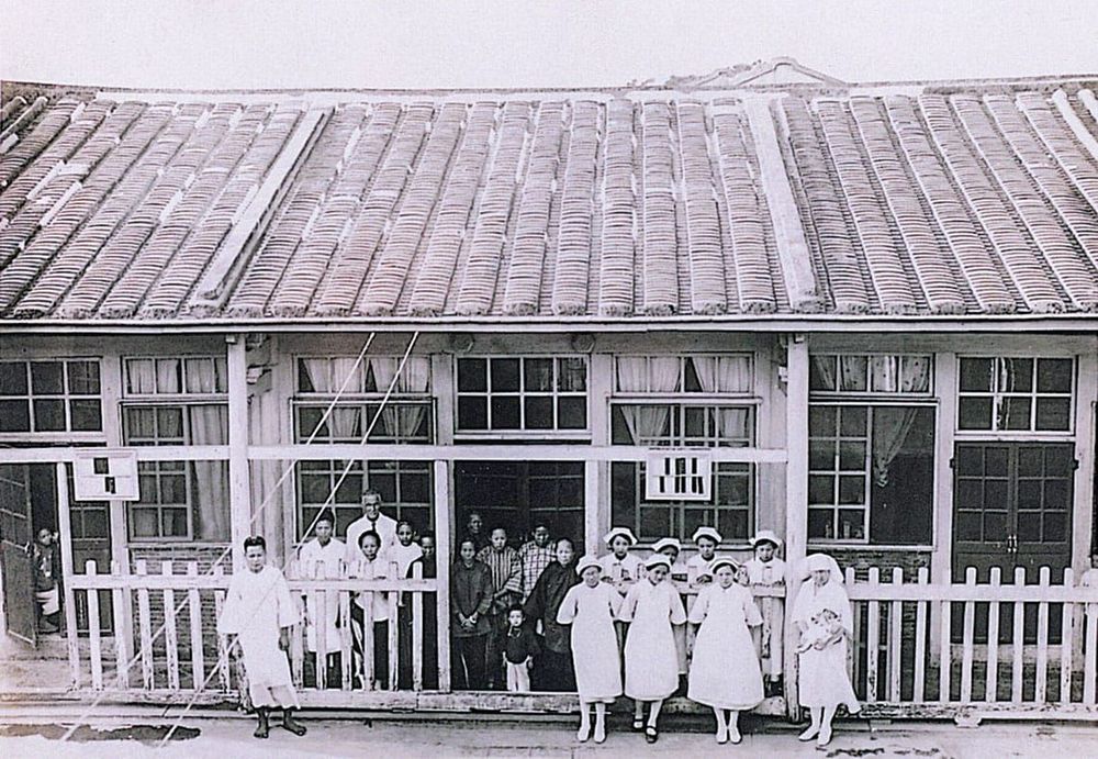 1930年代第一代醫院後棟一層樓建築及婦科。典藏者：彰基文史博物館。發佈於《彰基文史博物館文史資料庫》[http://cchhmuseum.org/archive/detail.php?sid=928] 照片提供者：彰基文史博物館藏／拍攝年份：1930