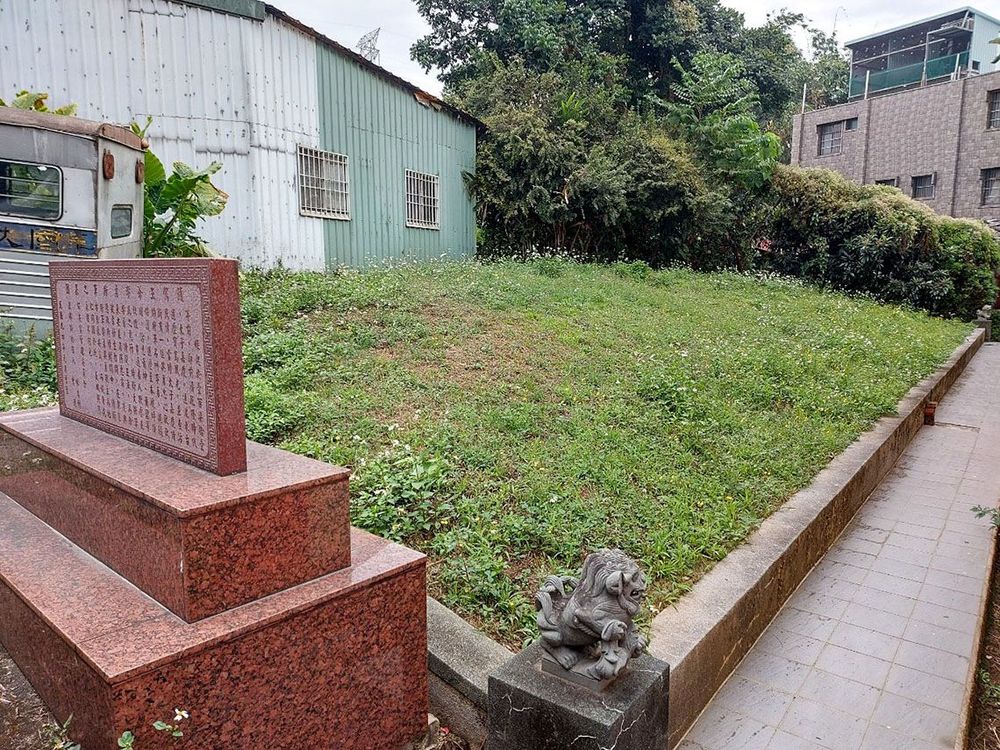 李勇墓是有應公墓形式，墓碑以幾塊磚代替 照片提供者：謝濡嫃／拍攝日期：2023/12/30