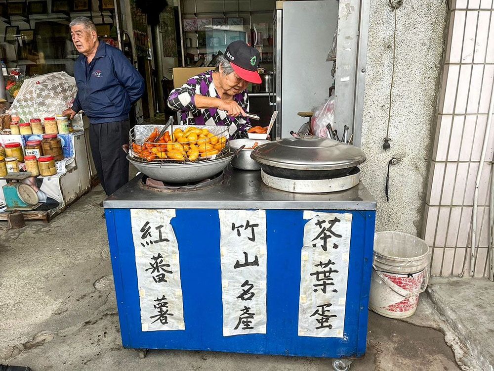 廟旁小吃攤販售小番薯，流傳著嘉慶君與「番薯好吃免大條」的故事 照片提供者：黎沚盈／拍攝日期：2023/12/30