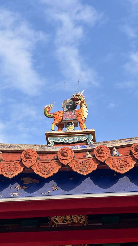 清水岩主祀佛教的三寶佛、觀世音菩薩及地藏王菩薩，但主建物上則是有著明顯的道教八卦圖記 照片提供者：胡其瑞／拍攝日期：2023/12/30