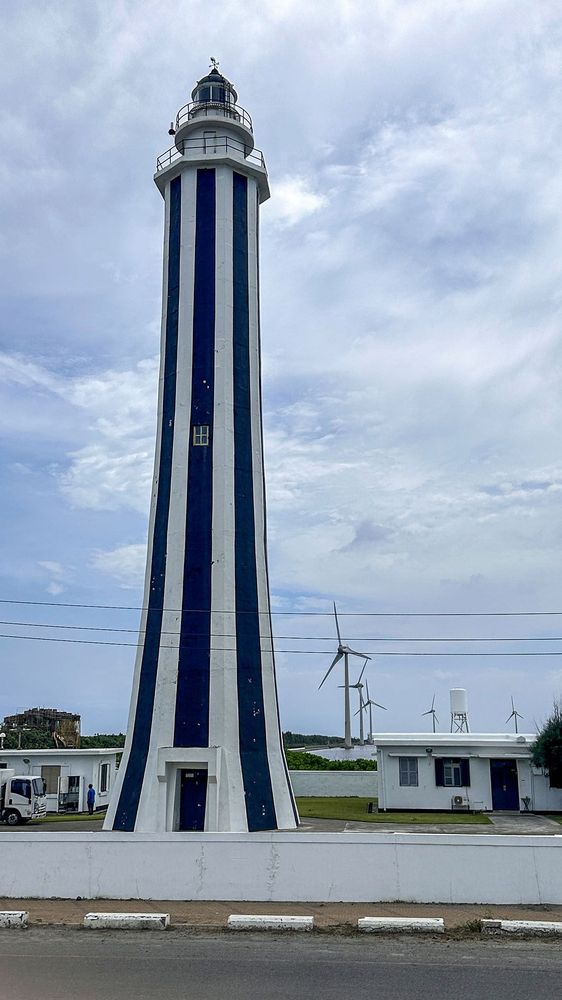王功漁港附近有名的芳苑燈塔和離岸風力發電機 照片提供者：胡其瑞／拍攝日期：2024/06/20