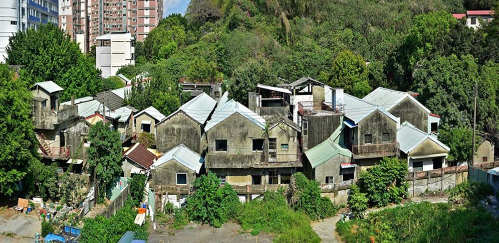 中興莊基地呈東西向分三區配置，因增建呈現高低錯落景觀。照片提供：張清專