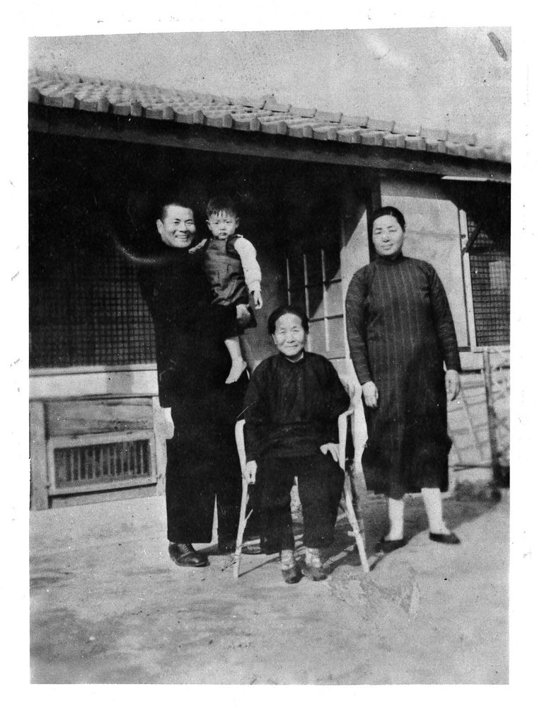 1954年高芳先手抱幼子華棟與母親、夫人於台中住宅庭院合影。(翻攝：高芳先先生紀念集)