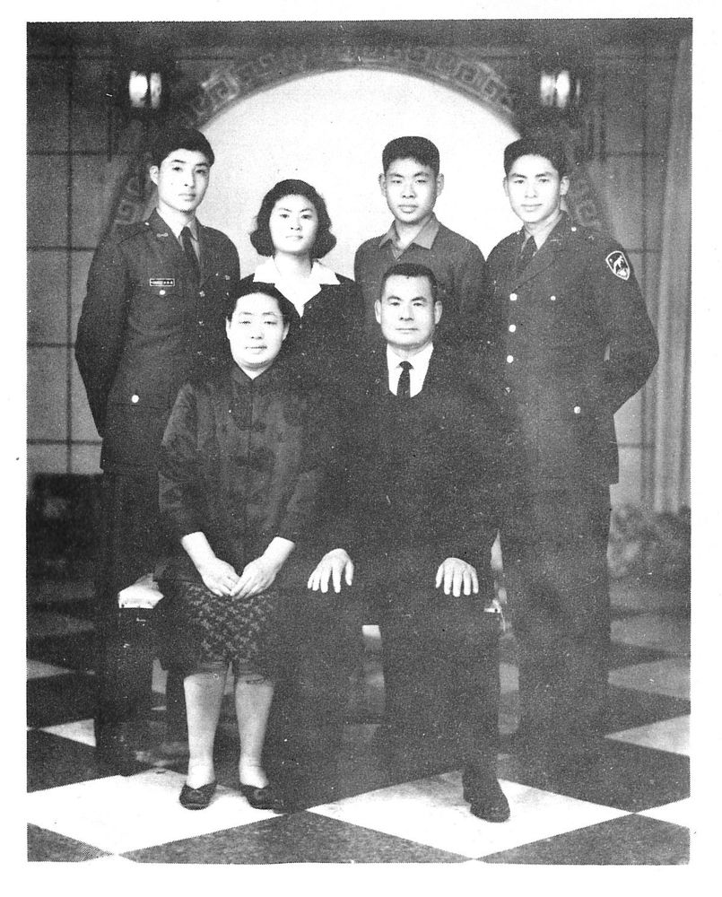 1966年高芳先全家合影，次子高華柱（後排左1)2008年擔任國防部長。(翻攝：高芳先先生紀念集)