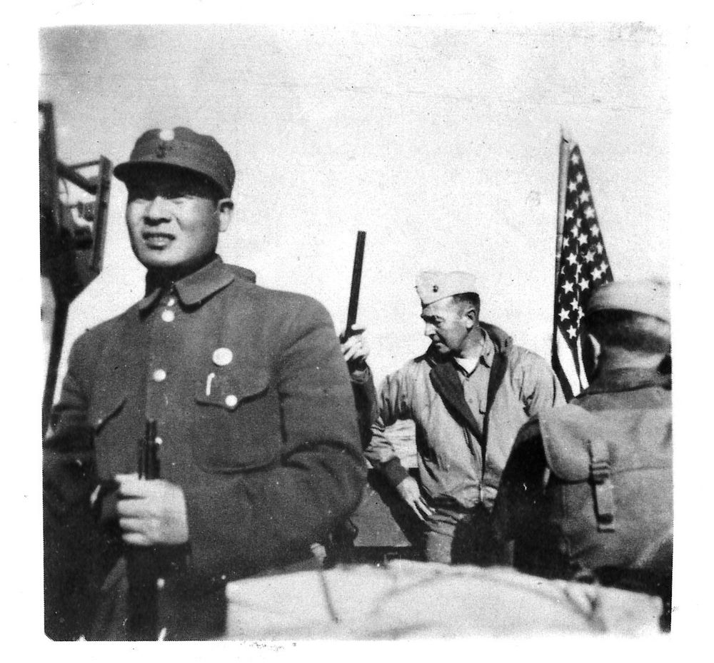 1946年高芳先接待友邦人士參訪嶗山抗日基地。(翻攝：高芳先先生紀念集)