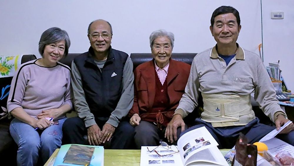 村史作者楊秋蘋2020年底拜訪高齡九旬的遲維屏展開口述訪談。(照片提供：楊秋蘋)