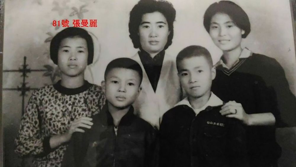 懷著身孕隨夫遠征海南島，生下長女（後排右）取名為「海南」以茲紀念。(照片提供：張曼麗)