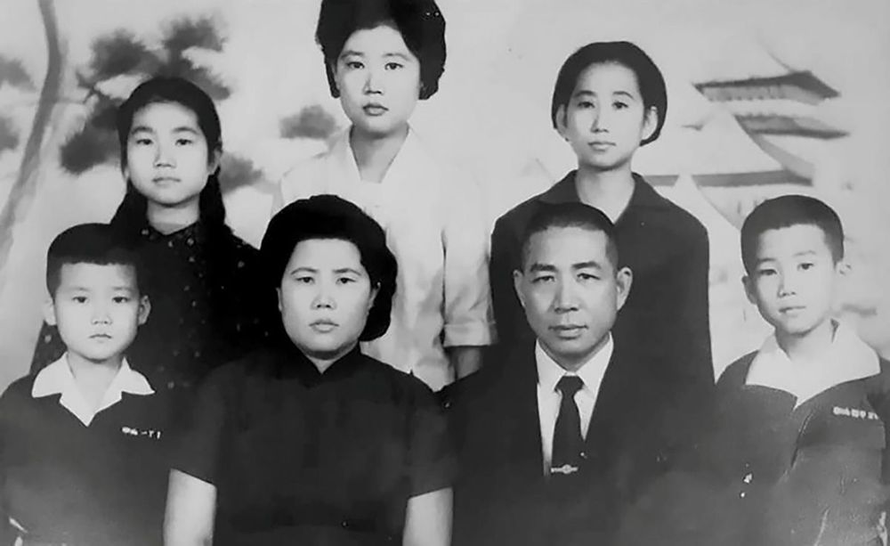 失怙的父親趙書堂為中醫師從軍，一生都在奉獻救人! (照片提供：趙聖德)