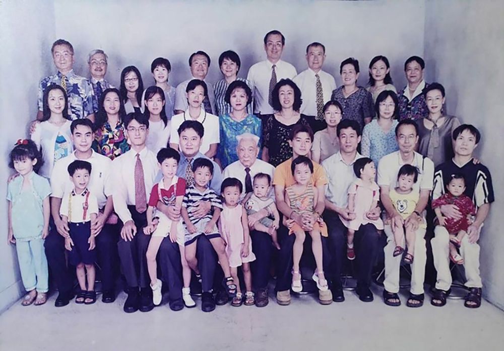 這張全家福是在彰化照相館拍攝，當時母親江瑞蘭已過世。(照片提供：楊秋蘋)