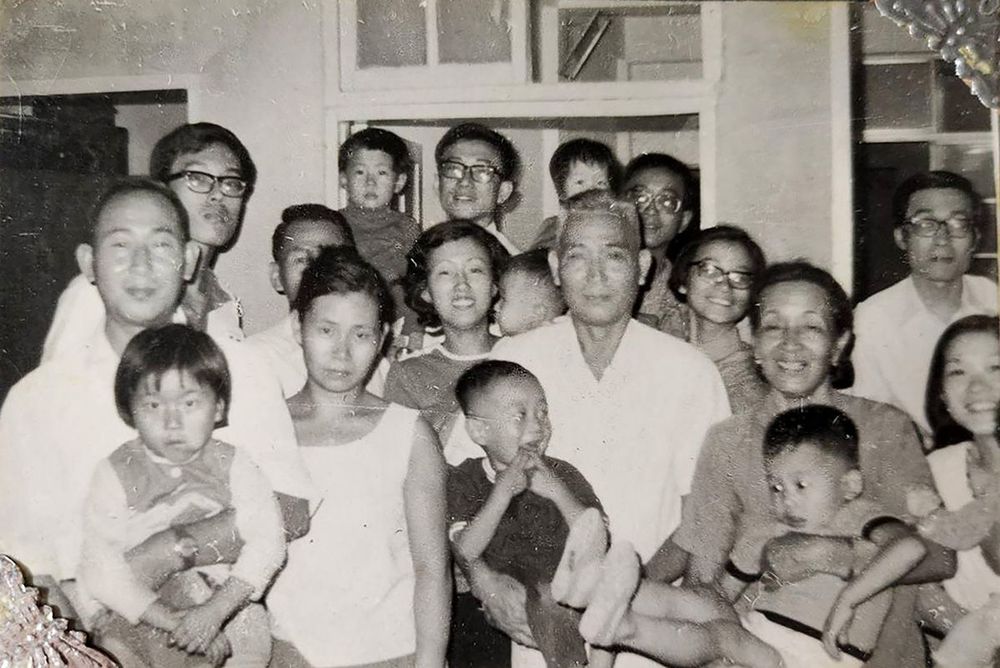 1961年陳崇環全家福合照，是在自家5號已改建為鋼筋混凝土的一樓大廳。(照片提供：陳崇環)