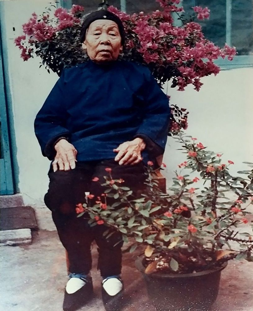 感念裹小腳的姥姥，在朱俊芝兩個月大，用皮襖帶著她搭船逃難。(照片提供：朱俊芝)