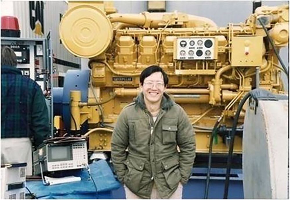 1996年陳文政在美國肯塔基州測試船用的柴油引擎。(照片提供：陳文政)