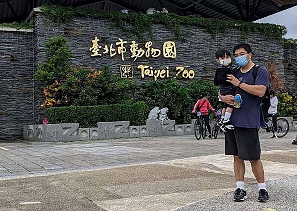 眷三代朱興華不畏疫情，返台認養台籍男童，學習外公孫建功熱忱助人的精神。(照片提供：孫箴華)