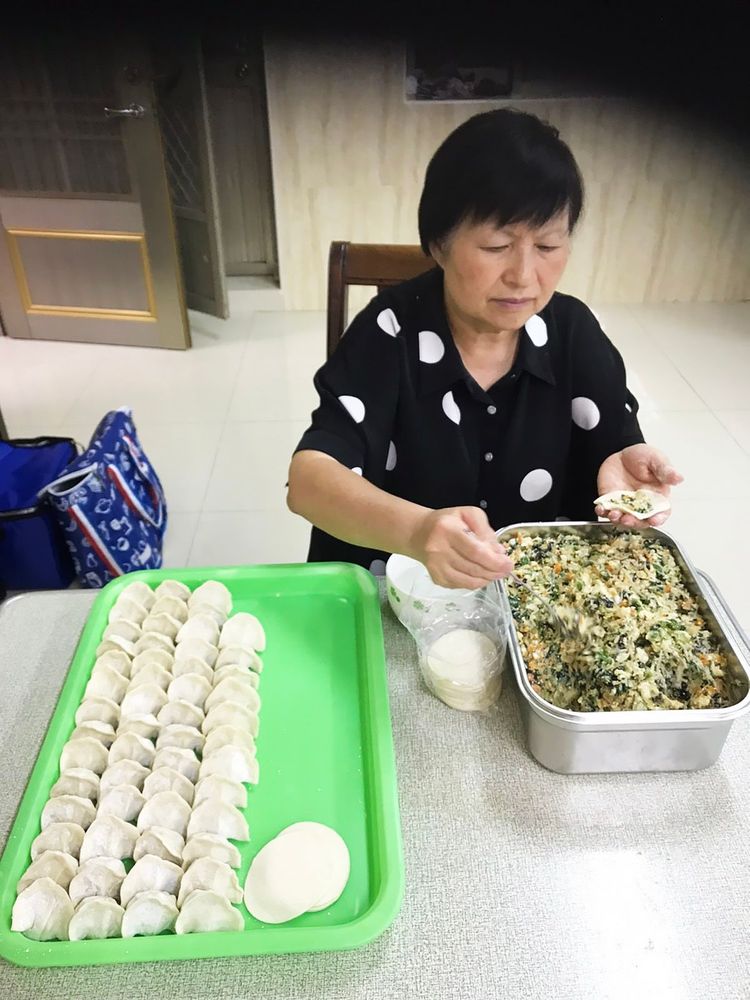 吃餃子稱「增歲飯」，等候新來稱「熬年」。(照片提供：方力非)