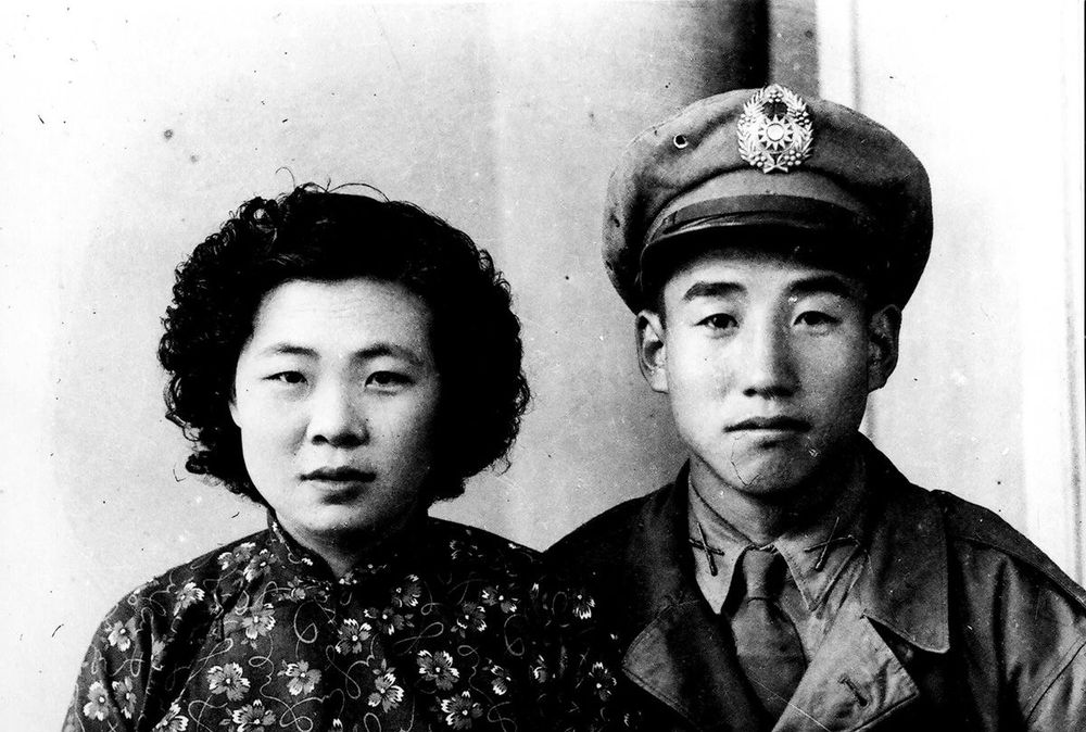 穿戴軍裝的常玉潤以及穿旗袍的顧桂蘭夫婦合影。(照片提供：常連芳)