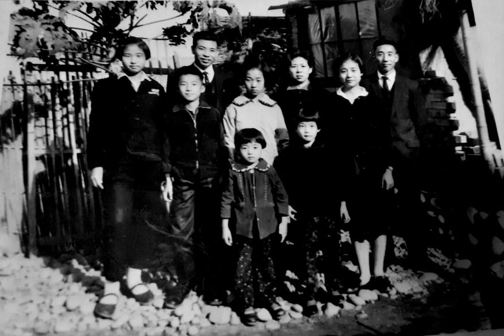 常連芳全家和和尚叔叔姜仁志合影。(照片提供：常連芳)
