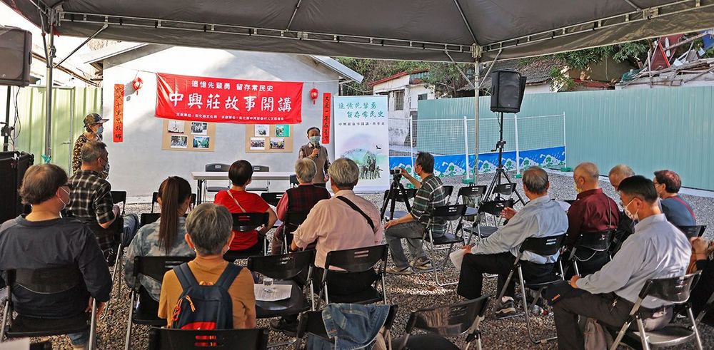 113年元月中興莊舉辦故事特展，常連芳分享家族故事。(照片提供：楊秋蘋)