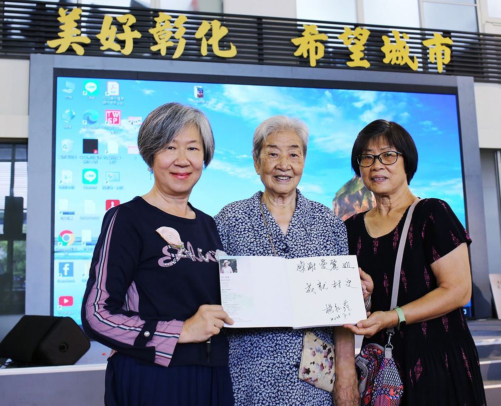 張曼麗跟母親遲維屏到彰化縣政府參加《竹籬笆也有春天》新書發表會。(照片提供：楊秋蘋)