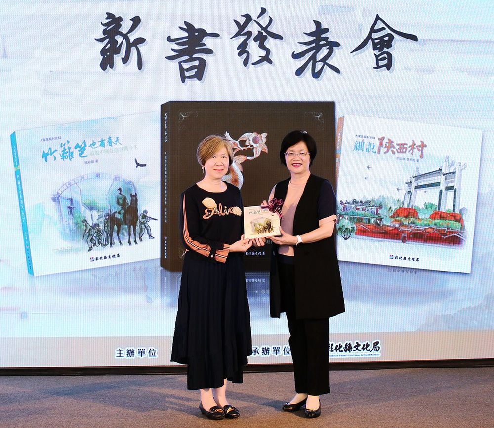 深受中興莊眷戶艱毅不拔的精神感動，楊秋蘋花費兩年心力書寫「竹籬笆也有春天」。(照片提供：楊秋蘋)