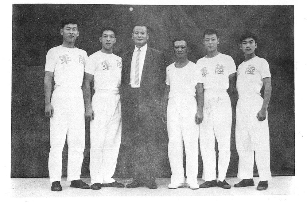 1968年高芳先受聘為干城營區預訓司令部的國術教練，與教官合影。(翻攝：高芳先先生紀念集)