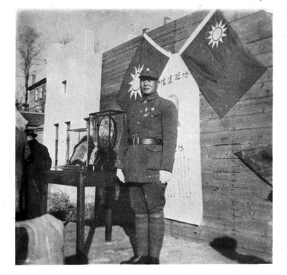 1945年12月3日政府授予高芳先「陸海空軍甲種獎章」，各界致贈紀念盾牌。（翻攝：高芳先先生紀念集）