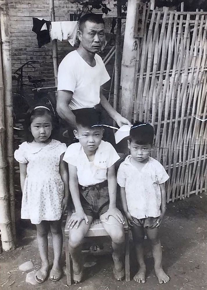 王合寅退役後，跟子女齊力烤花生，騎單車送到成功嶺販售。(照片提供：王錦豹)