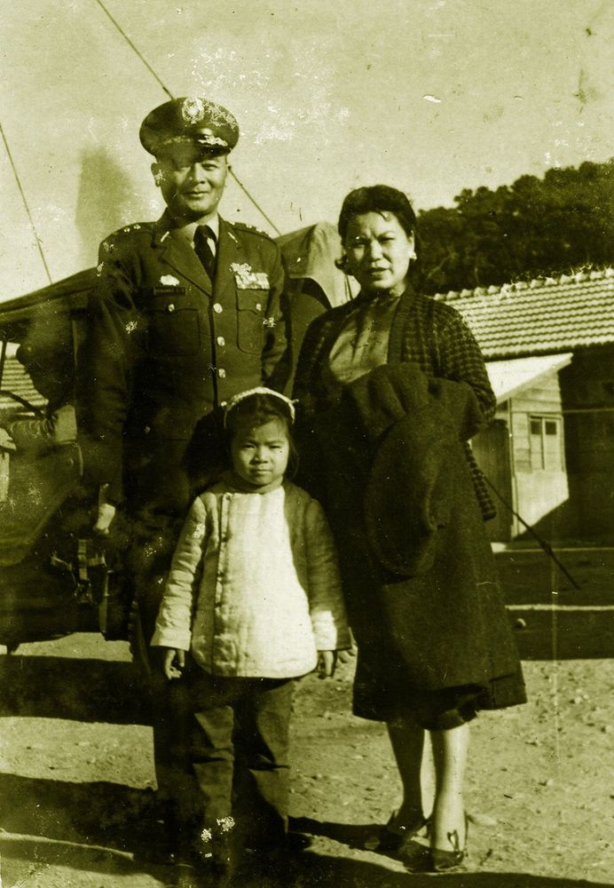 中興莊軍職父親勇闖八二三，所幸平安歸來，與家人共度農曆春節。（照片提供：陳樂人）