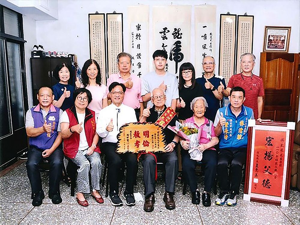 程致遠榮獲彰化市2021年模範父親，獲頒「明倫教孝」匾額。(照片提供：程瑞祥)
