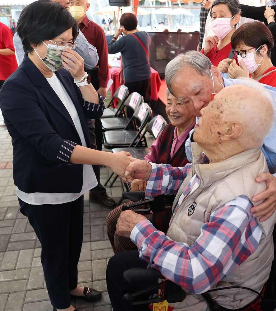 程致遠在家人陪同參觀中興莊故事館特展，縣長王惠美握手致意。(照片提供：楊秋蘋)