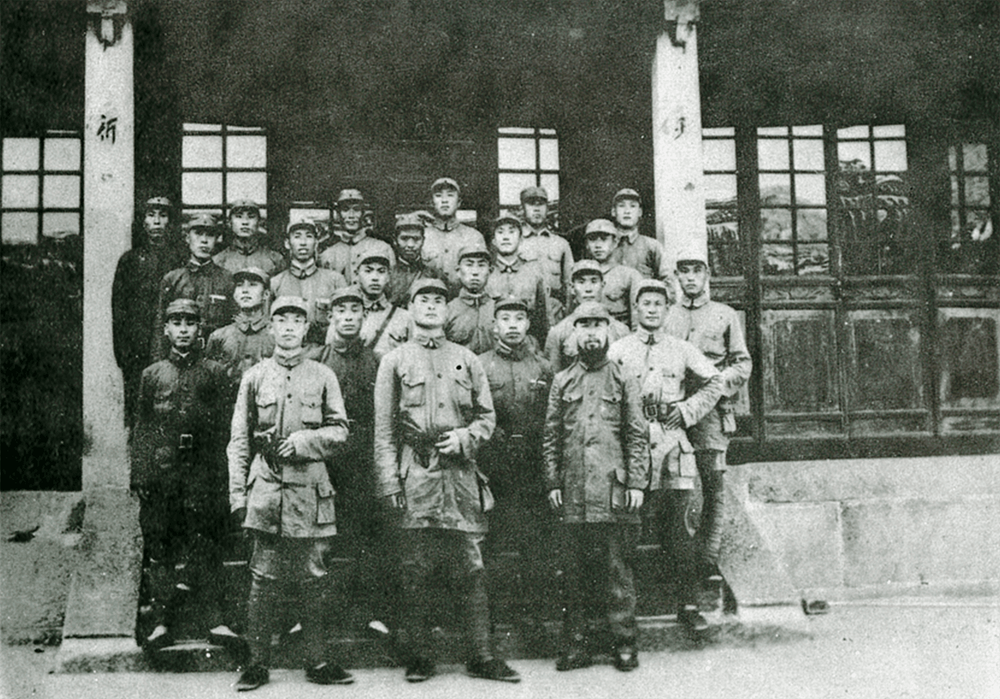 1936年底「大刀隊」 持刀站崗，逼迫日軍撤軍。(翻攝：高芳先先生紀念集)