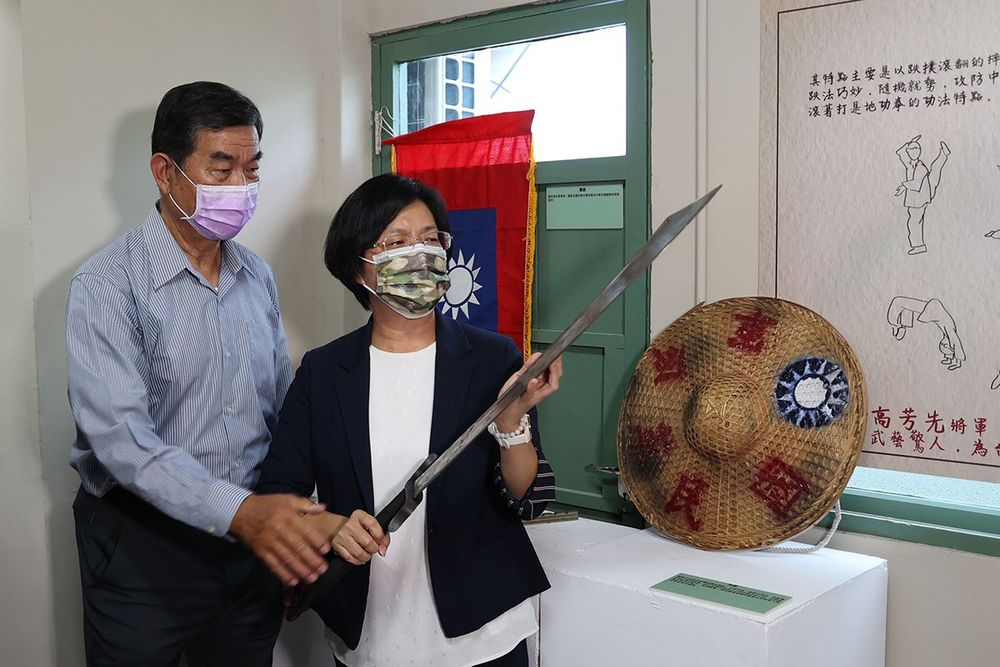 故事館特展展示大刀，中興莊村長高華國為縣長王惠美解說淵源。(照片提供：楊秋蘋)