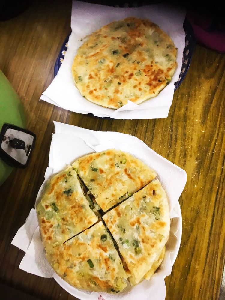 蔥油餅是山東人餐桌上不可或或缺的一道美食。(照片提供：方力非)