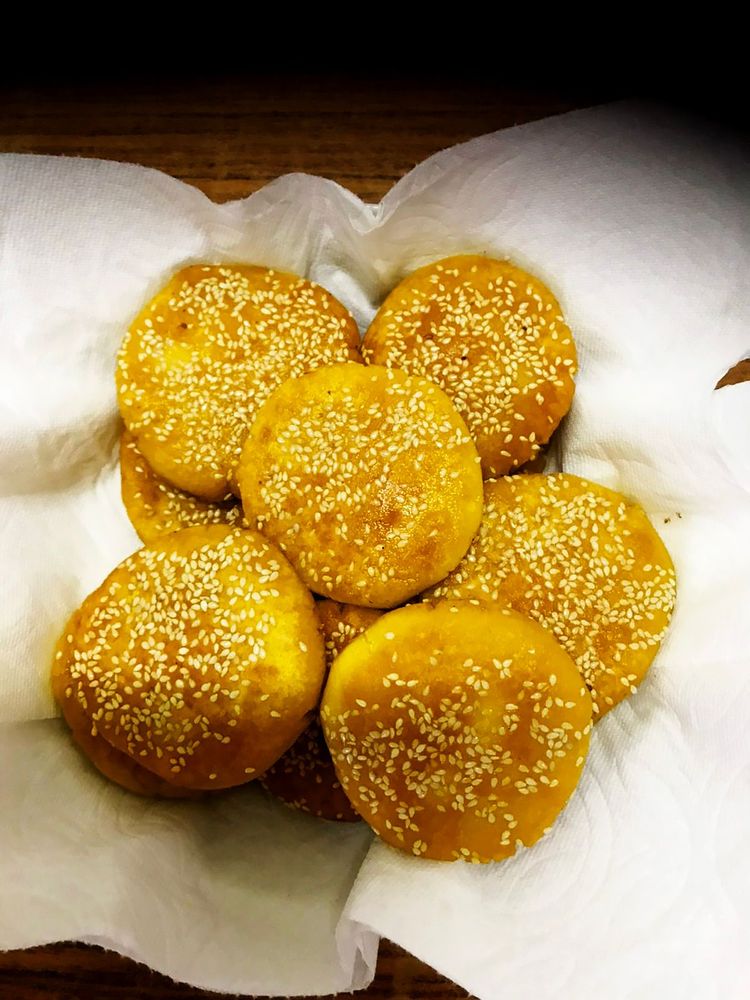 芝麻餅或甜或鹹，香酥可口。(照片提供：方力非)