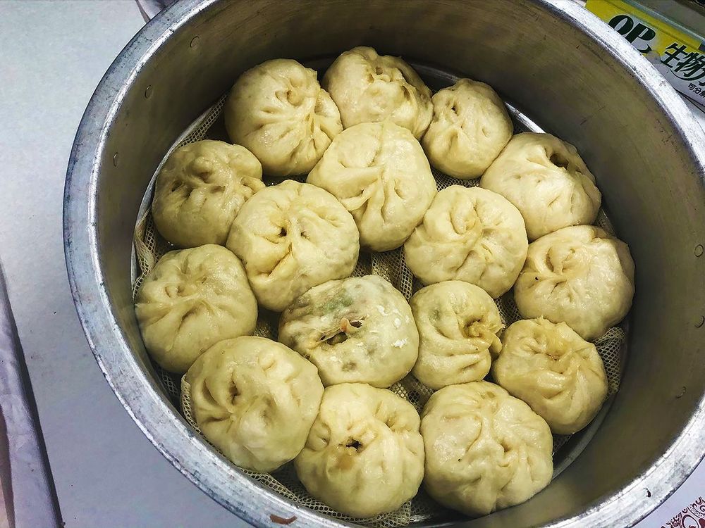 水煎包也是老少咸宜，一出爐就被搶光。(照片提供：方力非)