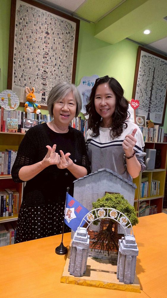 藝術家林旻璇聆聽中興莊故事深受感動，手作故事箱送給協會分享「三層肉圍牆」故事箱捐贈給協會推廣。照片提供：楊秋蘋