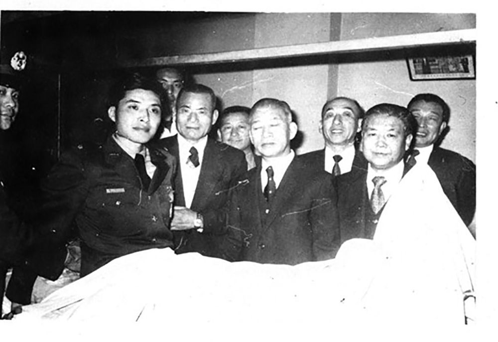 高華柱因「昌平作戰」有功，1975年獲頒忠勇勳章，與父親高芳先合影。(翻攝：高芳先先生紀念集)