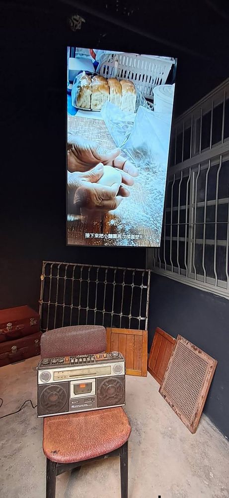 二館一樓走廊房間有直立電視播放山東麵食等美食教作。(照片提供：楊秋蘋)