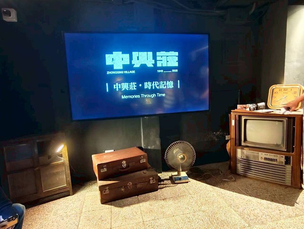 眷戶提供大量老照片，故事館策展團隊運用虛實並存，還原時代記憶。(照片提供：楊秋蘋)