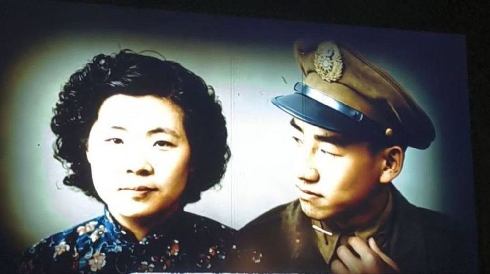 穿軍裝的常玉潤轉頭看著穿旗袍的妻子顧桂蘭。(照片提供：楊秋蘋)