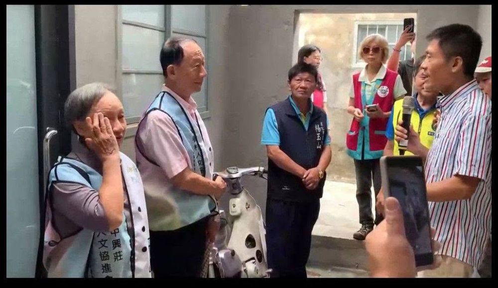 父母容顏如此鮮活，常連芳老師親眼目睹深感動容，感謝策展團隊的用心。(照片提供：楊秋蘋)