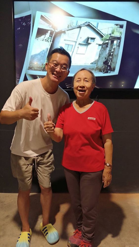 同為青島的老鄉，參訪中興莊故事，跟常老師相見歡。(照片提供：楊秋蘋)