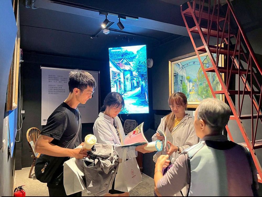 榮獲全縣第105棒藝術家頭銜，常連芳老師在自家解說創作，遊客印象深刻。(照片提供：楊秋蘋)