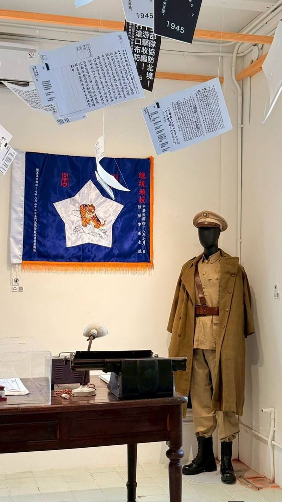 「將軍情報室」鋪天蓋地的電報公文，凸顯高芳先將軍指揮若定。(照片提供：楊秋蘋)