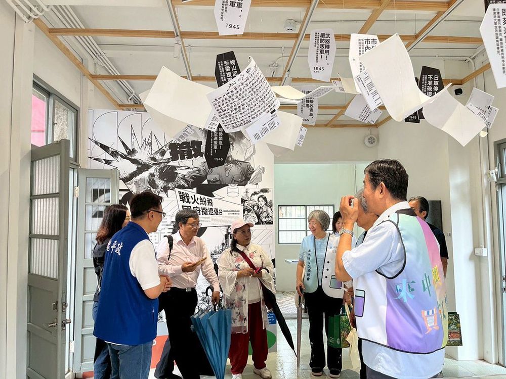 理事長（右）為高芳先將軍親侄子，也是中興莊最後一任自治會長，他跟訪客解說故事。(照片提供：楊秋蘋)