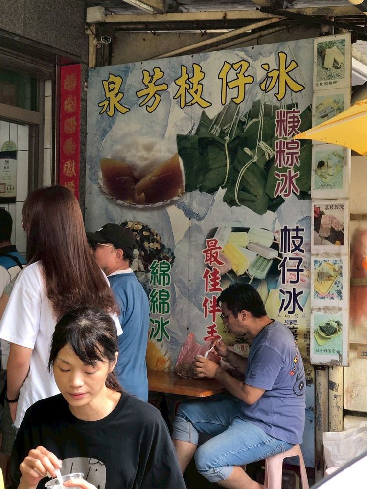 坐在店外座位品嘗的客人照片提供者：彰化海洋食研基地團隊