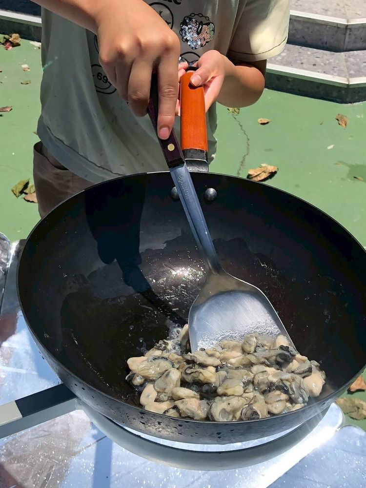 帶小朋友炒蚵仔-2照片提供者：彰化海洋食研基地團隊