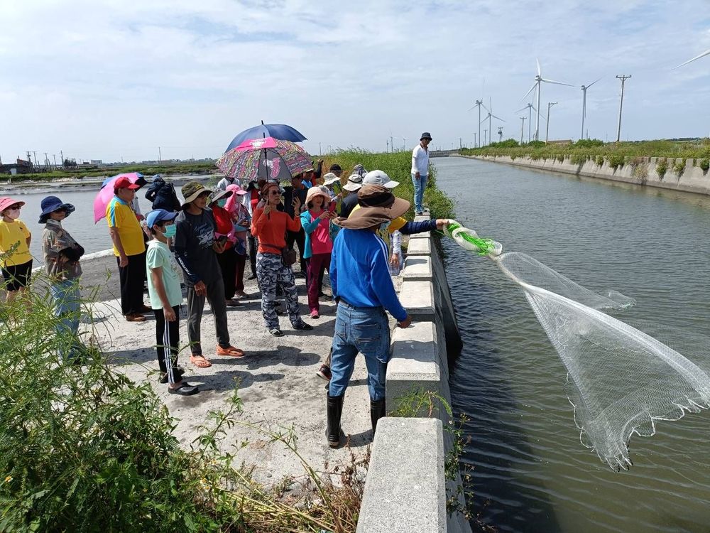 學習漁夫如何灑網照片提供者：彰化海洋食研基地團隊