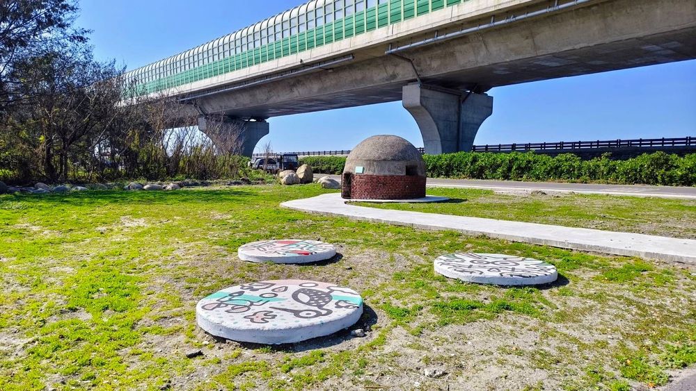 信義公園機槍碉堡與團隊改造後的地方DNA彩繪（照片提供者：林雅婷 / 拍攝日期：2025.02.14）